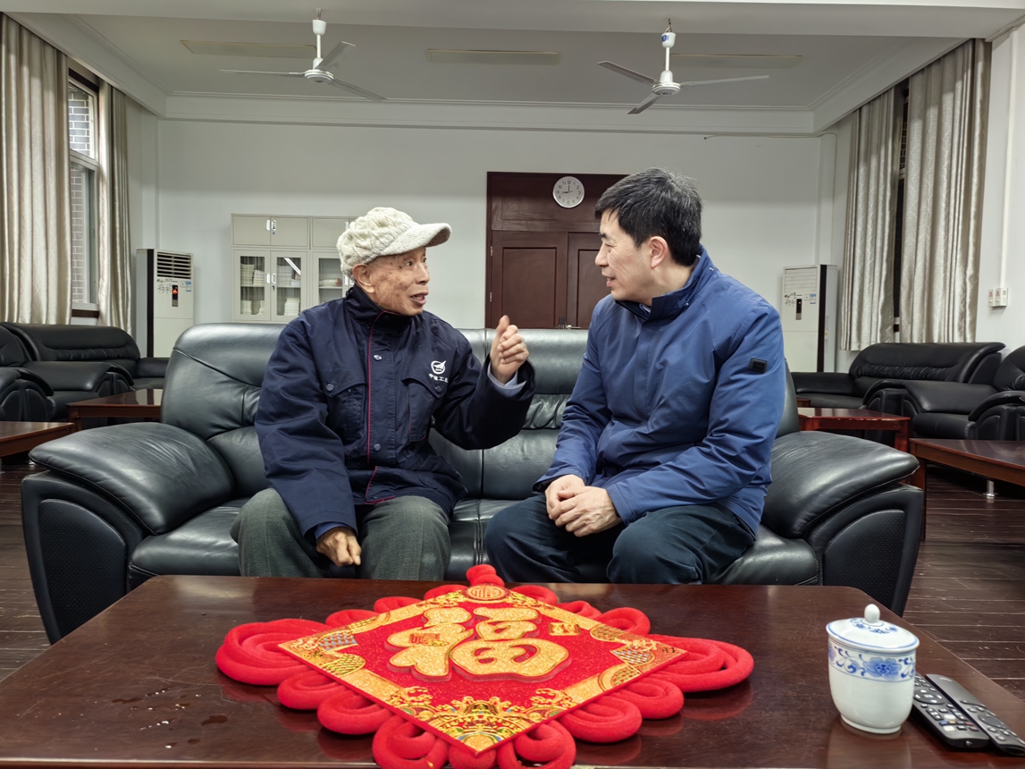 2校黨委書記舒立春慰問離休干部_副本.jpg