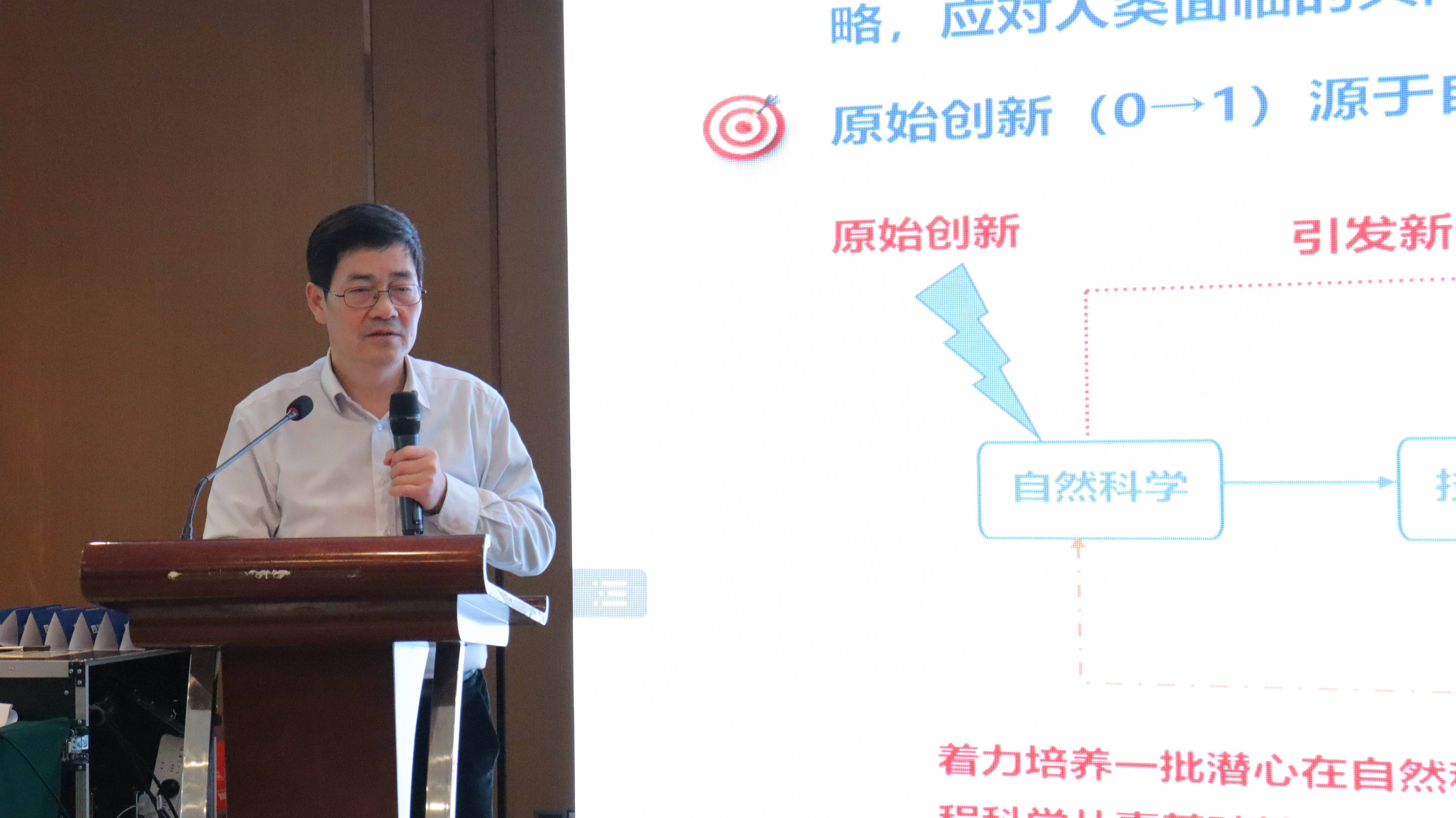 李正良做主題報告.jpg